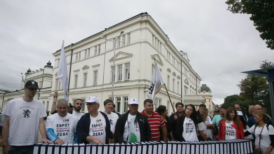 Партия внася в парламента 220 000 подписа срещу приемането на еврото