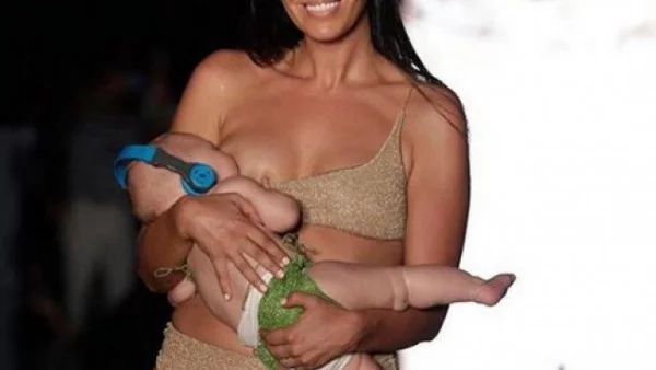 Модел разбуни духове, дефилирайки докато кърми