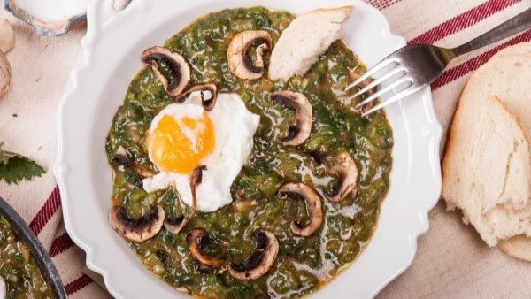 Коприва с яйце и печени гъби