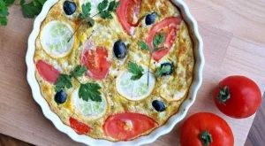 Омлет на фурна с домати, тиквички и маслини