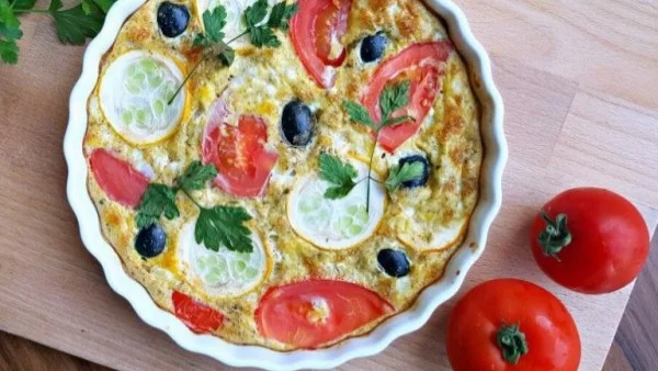 Омлет на фурна с домати, тиквички и маслини