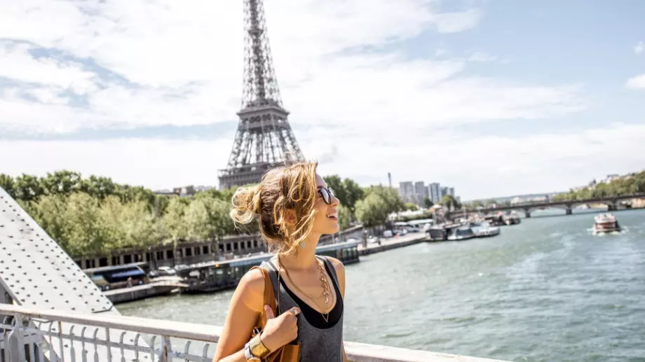 Женски виц за 22 юли 2023: Кафе в Париж, на масата седи жена