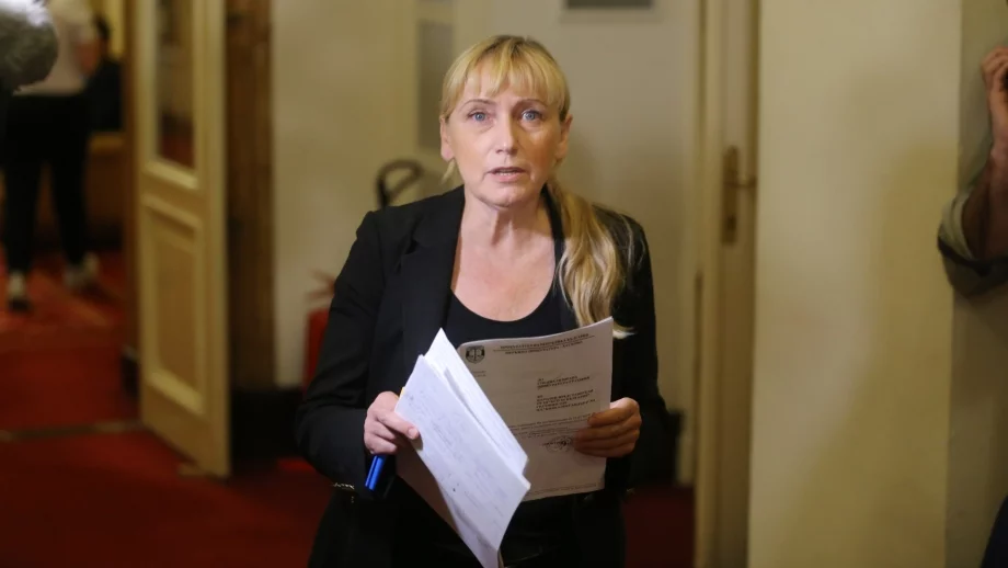 Повдигнаха обвинение на Елена Йончева за пране на пари