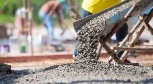 Почти наполовина се стопи печалбата на най-големия производител на цимент в света