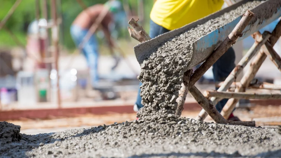 Почти наполовина се стопи печалбата на най-големия производител на цимент в света