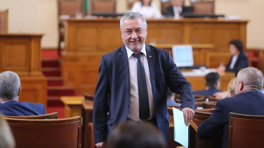 Валери Симеонов намекна, че може да изтегли партията си от управлението