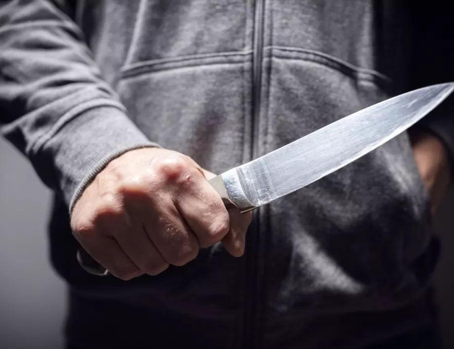 Мъж с нож държи заложници на бензиностанция в Бристол 