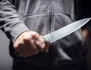 Мъж нападна с нож съседа си и се заключи вкъщи 