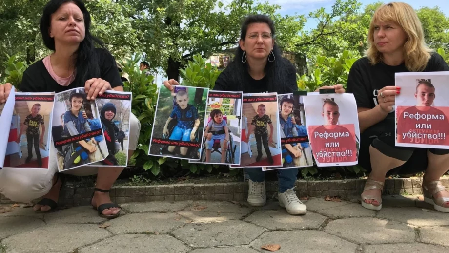 Протестиращите майки с писмо до майките на министри и депутати