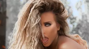 Гери-Никол отпразнува рождения си ден почти гола (СНИМКИ)