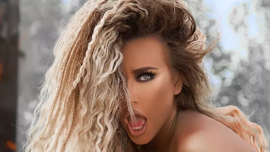 Гери-Никол отпразнува рождения си ден почти гола (СНИМКИ)