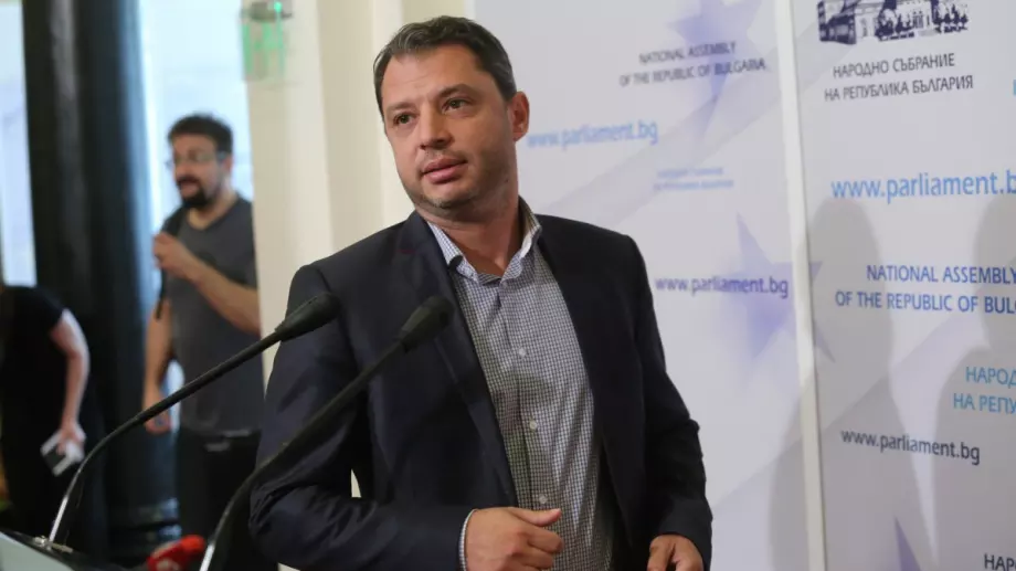 Делян Добрев съди за клевета Илиян Василев, блокира сметките му