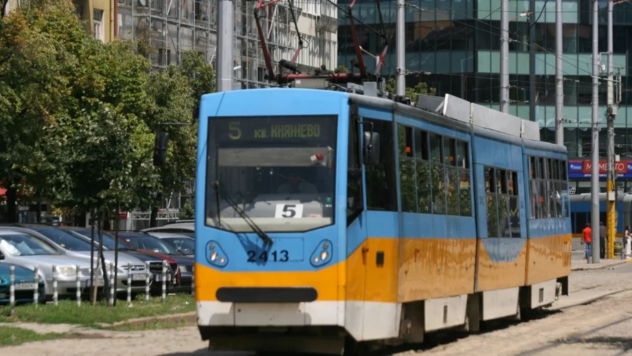 От 1 април вдигат заплатите на шофьорите в градския транспорт в София