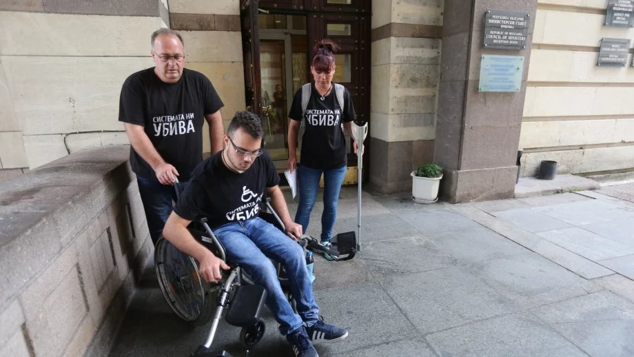 Момчето с увреждания, поверено на грижите на премиера, иска да остане в България