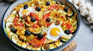 Запечени зеленчуци с яйце и сирене