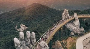 Мостът, който се държи от две ръце (снимки + видео)