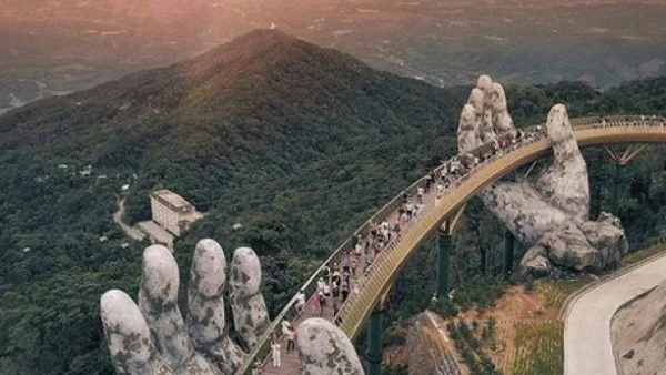 Мостът, който се държи от две ръце (снимки + видео)