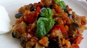 Лятна манджа с патладжани, домати и чушки 