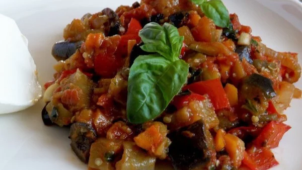 Лятна манджа с патладжани, домати и чушки 