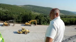  {{ otherArticle[0].article.title }} 