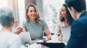 Красивите хора напредват по-бавно в кариерата