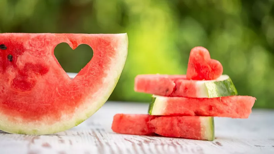 Супер хитър трик как да нарежете лесно и стилно динята (ВИДЕО)