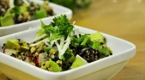 Салата с киноа и авокадо