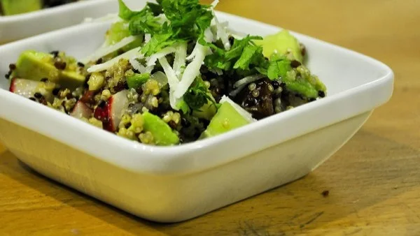 Салата с киноа и авокадо