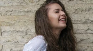 Дъщерята на Румен Радев се забавлява в Гърция (снимки)