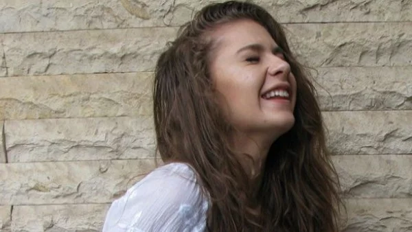 Дъщерята на Румен Радев се забавлява в Гърция (снимки)