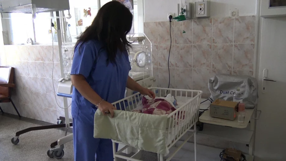Акушерките в България са два пъти по-малко от необходимото