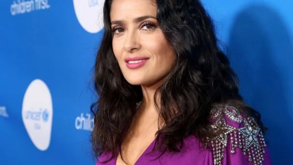 Салма Хайек показа секси тяло на 51 (снимки)