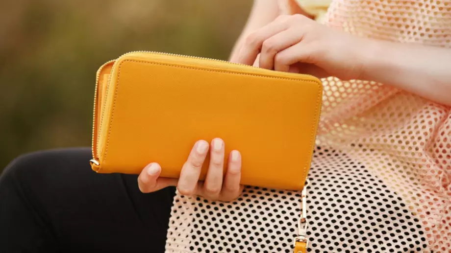 Средната заплата скочи с над 200 лв., в кои сфери вземат най-много