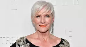 Мей Мъск на 74: Жените се срамуват на плажа, а на мъжете не им пука