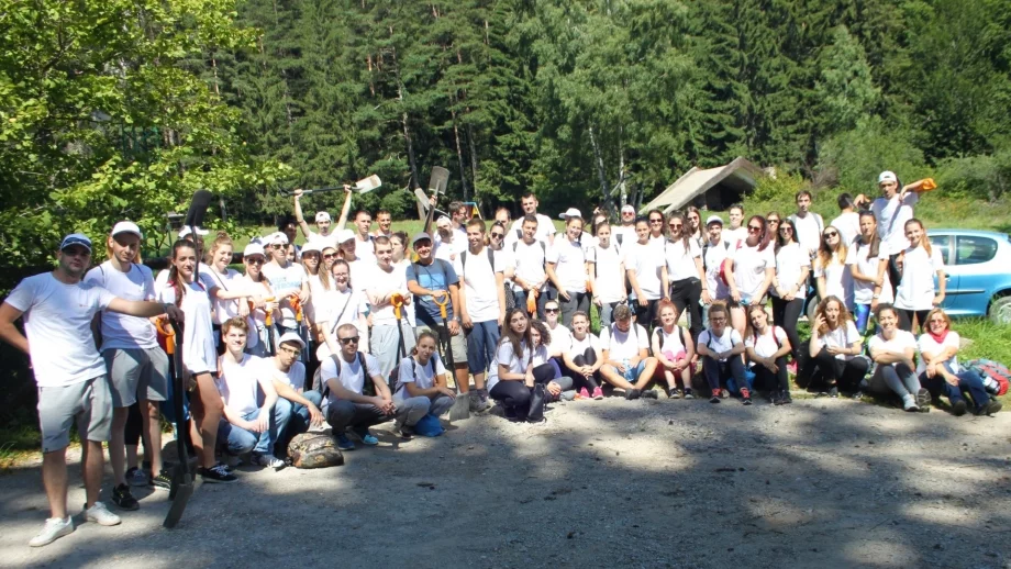 Над 80 стажанти от VIVACOM взеха участие в доброволческа акция за реставриране на местността „Златните мостове“