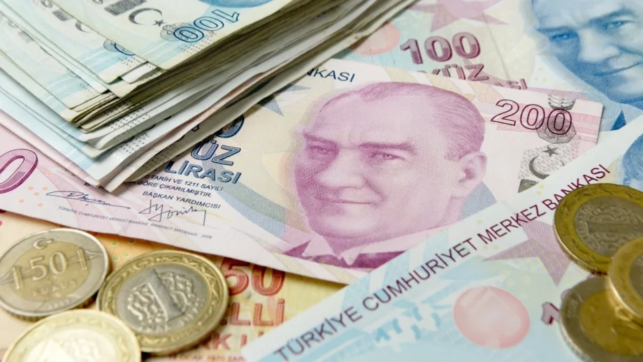 Турската лира се оттласна от дъното след предложение за заем от Катар