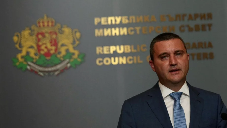 Горанов призова зам.-шефката на КФН да си подаде доброволно оставката