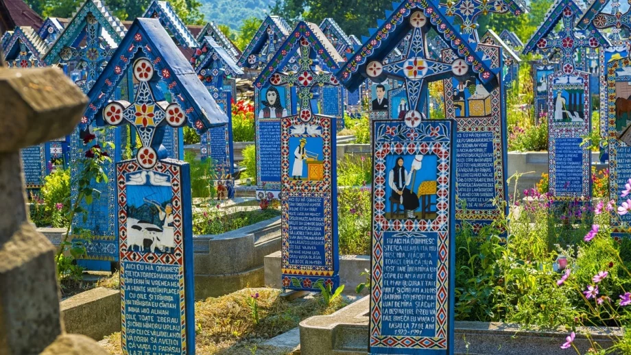 Най-веселото гробище в света се намира в Румъния (СНИМКИ)