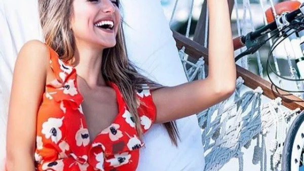 Бременната Алекс Петканова показа наедряло коремче (снимки)