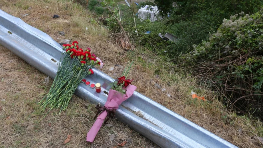 От София питат кмета на Своге кой е поставил мантинелата на път II-16