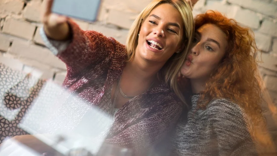 Тъмната история на жеста "заешки уши"