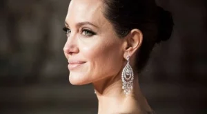 Джоли сменя адвоката си