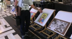 Робърт Патрик от "Терминатор 2" купи картина от благотворителна изложба в хотел Marinela Sofia