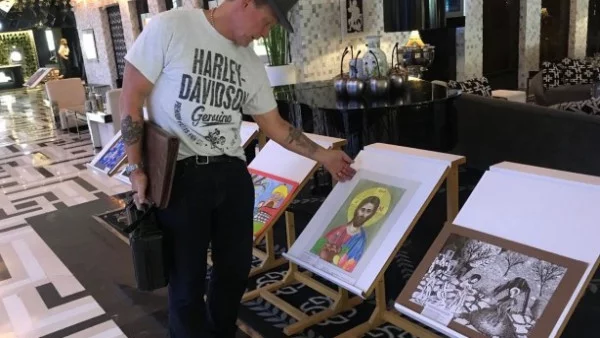 Робърт Патрик от "Терминатор 2" купи картина от благотворителна изложба в хотел Marinela Sofia