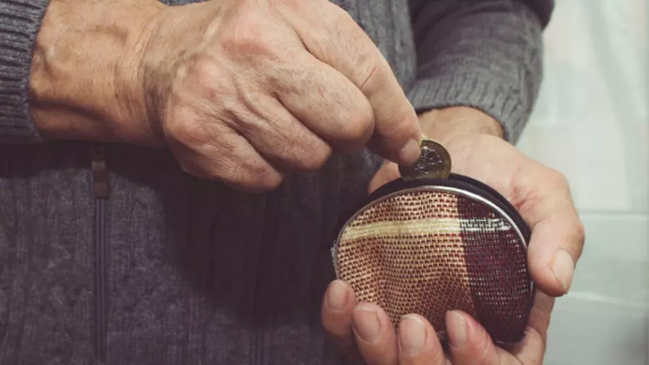 Парите в НОИ може да не стигнат за пенсионери и безработни