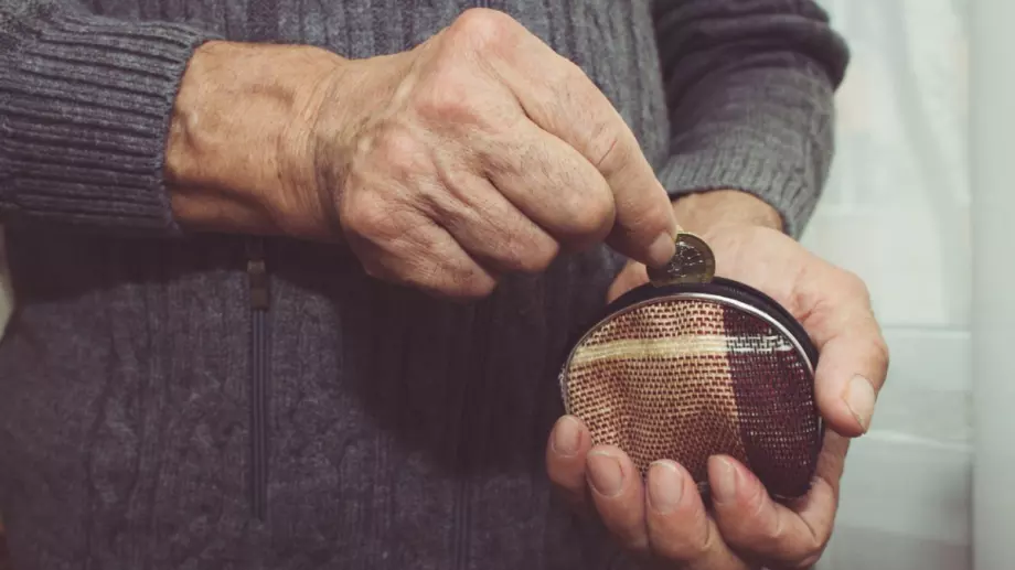 Десетки хиляди българи вземат пожизнено намалена пенсия