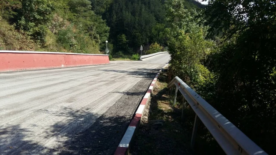 Институтът за пътна безопасност се закани сам да оправи мантинелата край Своге