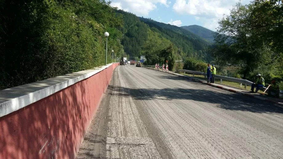 ИПБ: Все още не е възстановена мантинелата на пътя край Своге