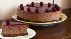 Шоколадова мус торта с малини