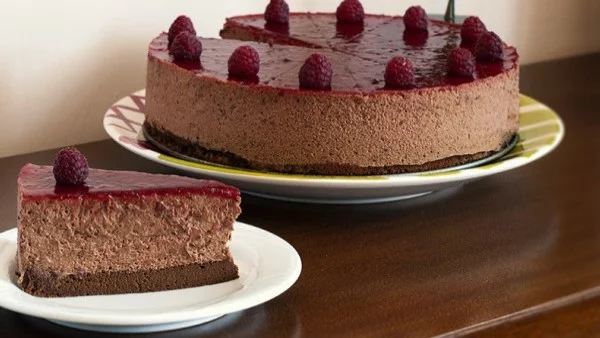 Шоколадова мус торта с малини